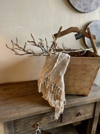 Oude houten bak met hengsel