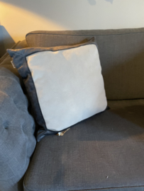 Kussen zand met een zwarte rand van knitfactory