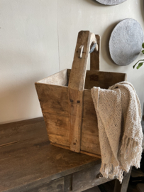 Oude houten bak met hengsel