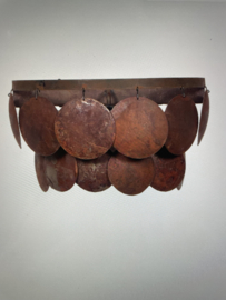 Wandlamp met roestige schijven