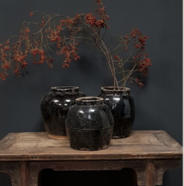 Oude zwarte geglazuurde gember pot