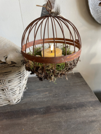 Roestige hanger met kaars mos en eitjes