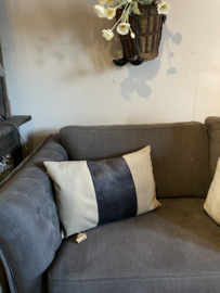 Knitfactory kussen zand met zwart leer.