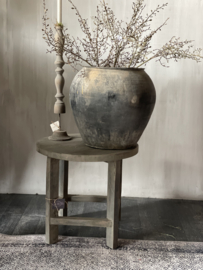 Mooi vergrijsd houten tafeltje