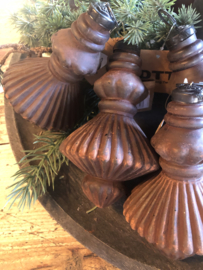 Roestige kerstbal ornament