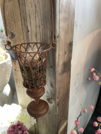 Roestig mandje met mos en nestje met eitjes en veertjes