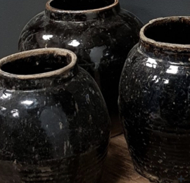 Oude zwarte geglazuurde gember pot