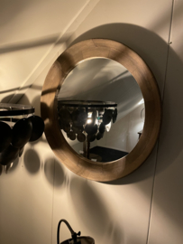 Ronde spiegel met een houten rand