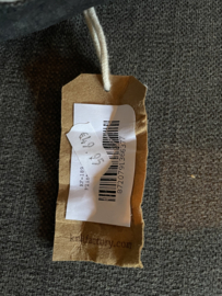 Kussen zand met een zwarte rand van knitfactory