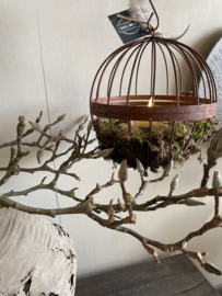 Roestige hanger met kaars mos en eitjes