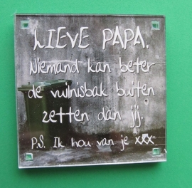 LIEVE PAPA. Niemand kan beter de vuilnisbak buiten zetten dan jij. Ps. Ik hou van je XXX (Magneet 018)