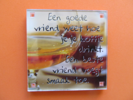 Een goede vriend weet hoe je je koffie drinkt. Een beste vriend voegt smaak toe (Magneet 120)