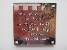 Een man is de baas in eigen huis, totdat zijn vrouw thuiskomt (Magneet 003)