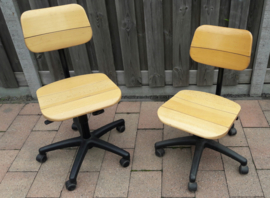 Set van twee werkplaatsstoelen Martin Stoll (houten zitting én rugleuning)