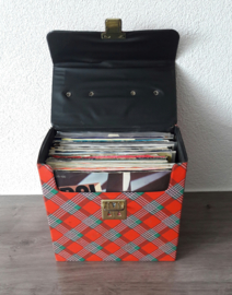 Collectie van 38 vinyl singles (exclusief vintage opbergbox)