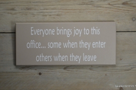 Tekstbord Everyone brings joy to this office