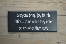 Tekstbord Everyone brings joy to this office