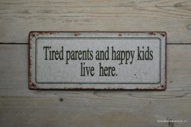 Tekstbord Tired parents and happy kids live here