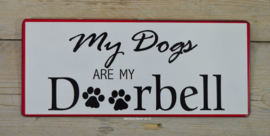 Tekstbord My dogs are my doorbell