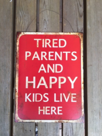 Tekstbord Tired parents and happy kids live here (rood)