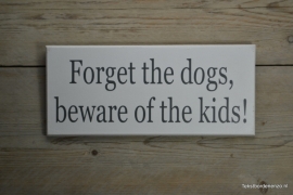 Tekstbord Forget the dogs, beware of the kids!