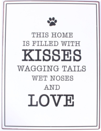 Tekstbord This home is filled with kisses, wagging tails...