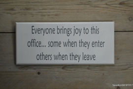 Tekstbord Everyone brings joy to this office