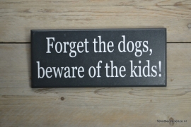 Tekstbord Forget the dogs, beware of the kids!