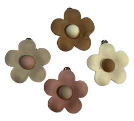 Bloem hangertje bruin/creme 21mm, per stuk