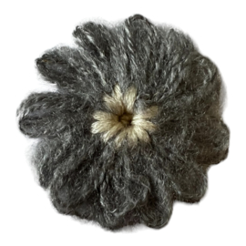 Wollen bloem +/- 40 mm grijs/creme