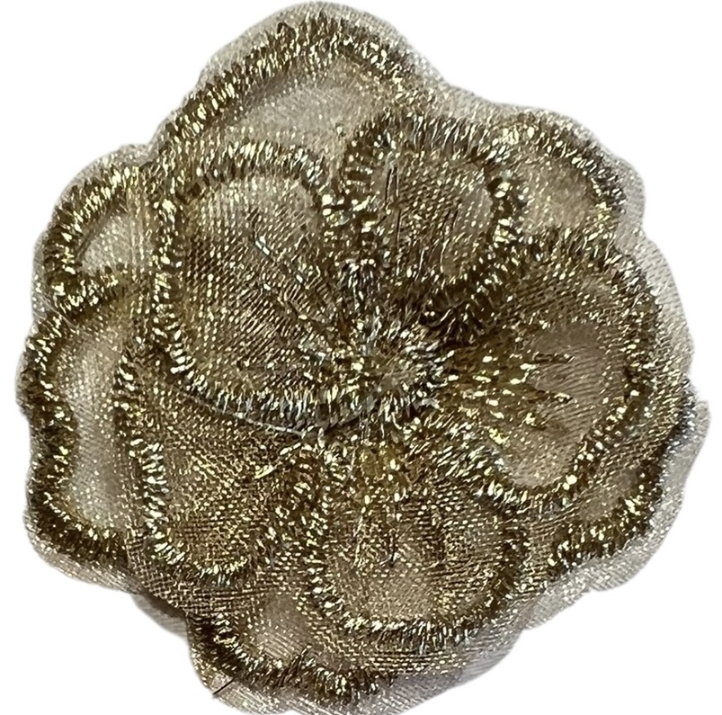 Geborduurde gouden bloem, 2 lagen +/- 40x45 mm