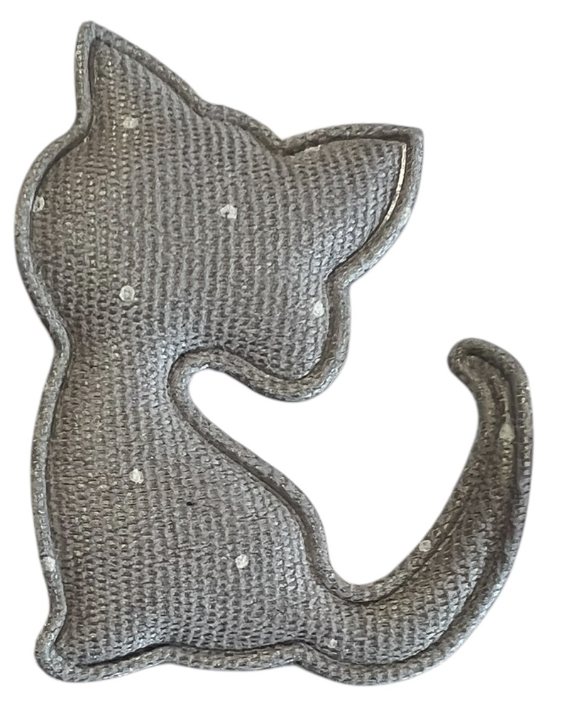 Applicatie poes grijs met kleine witte stipjes 46x35mm