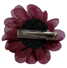 Bordeauxrode bloem op alligator haarclip