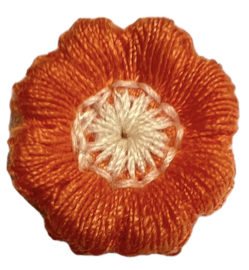 Geborduurd bloemetje oranje/creme +/- 17 mm