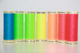 Gutermann naaigaren 100m, kleur: neongeel