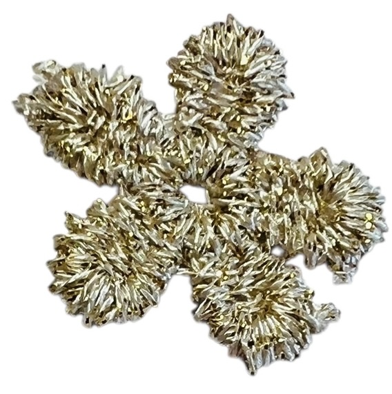 Bloem geborduurd beige/goud 22 mm, per stuk