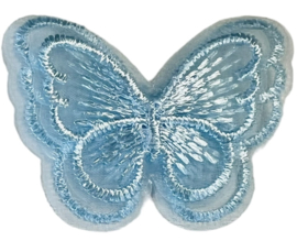 Vlinder dubbel, geborduurd 42x50 mm lichtblauw