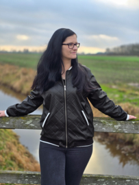 Kunstleer: zwart gestept, per 25 cm
