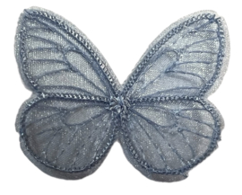 Vlinder geborduurd 45x35 mm lichtblauw
