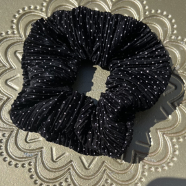 Scrunchie zwart plissé met witte stipjes