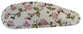 Kniphoesje wit met roze bloemetjes 5 cm + klik klak speldje, per stuk
