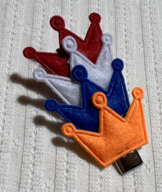 Alligator clip zilver 40 mm met rood-wit-blauw-oranje kroontjes