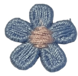Bloemetje 15mm geborduurd lichtblauw/lichtroze