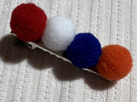 Alligator clip zilver 45 mm met pom-poms rood-wit-blauw-oranje