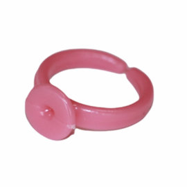 Plastic kinderring roze 14 mm met 9 mm vlak om te lijmen, per stuk