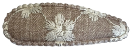 Kniphoesje linnen-look taupe met geborduurde bloemen 5 cm + klik klak speldje, per stuk