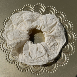Scrunchie broderie vanille