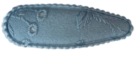 Kniphoesje broderie oudblauw 5 cm + klik klak speldje, per stuk