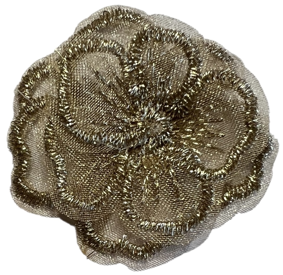 Geborduurde gouden bloem, 2 lagen +/- 40x45 mm