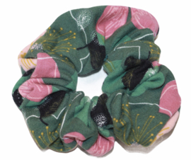 Scrunchie groen met oud roze bloemen